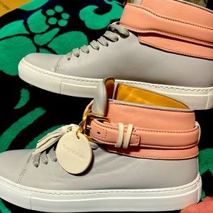 Beautiful and comfortable , very stylish sneakers